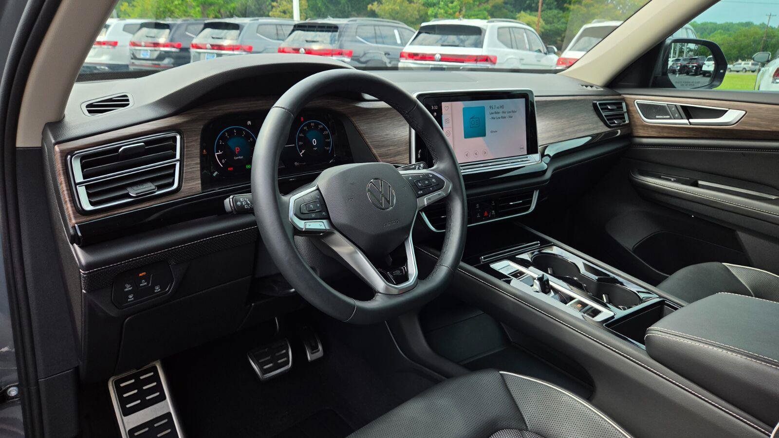 Certified 2025 Volkswagen Atlas SEL Premium R-Line AWD/4WD image 28