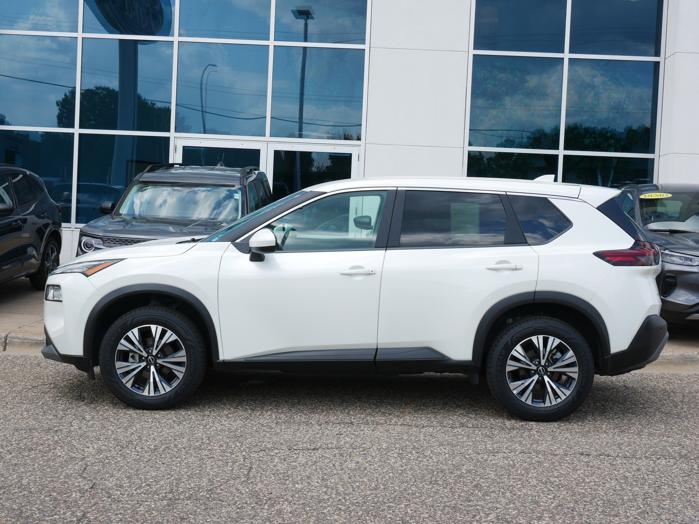 Used 2023 Nissan Rogue SV image 25