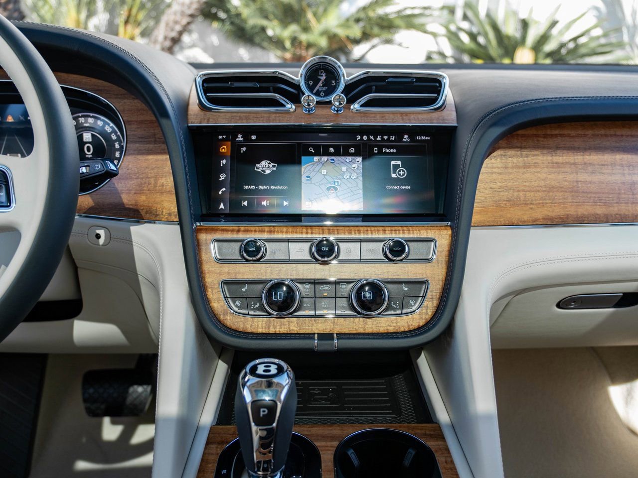 Used 2025 Bentley Bentayga Plug-In Hybrid image 30