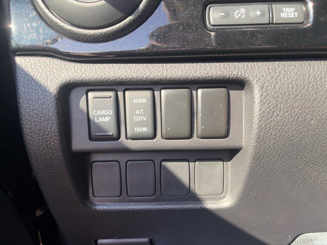 Used 2020 Nissan Titan SV w/ SV Convenience Package RWD image 23