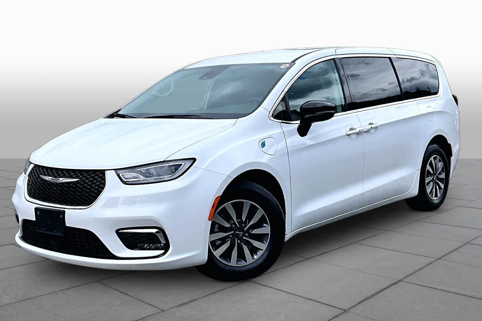 Used 2024 Chrysler Pacifica Limited FWD image 1
