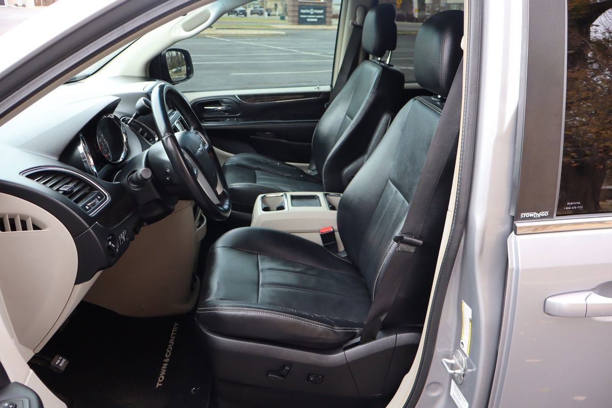 Used 2013 Chrysler Town & Country Touring image 17