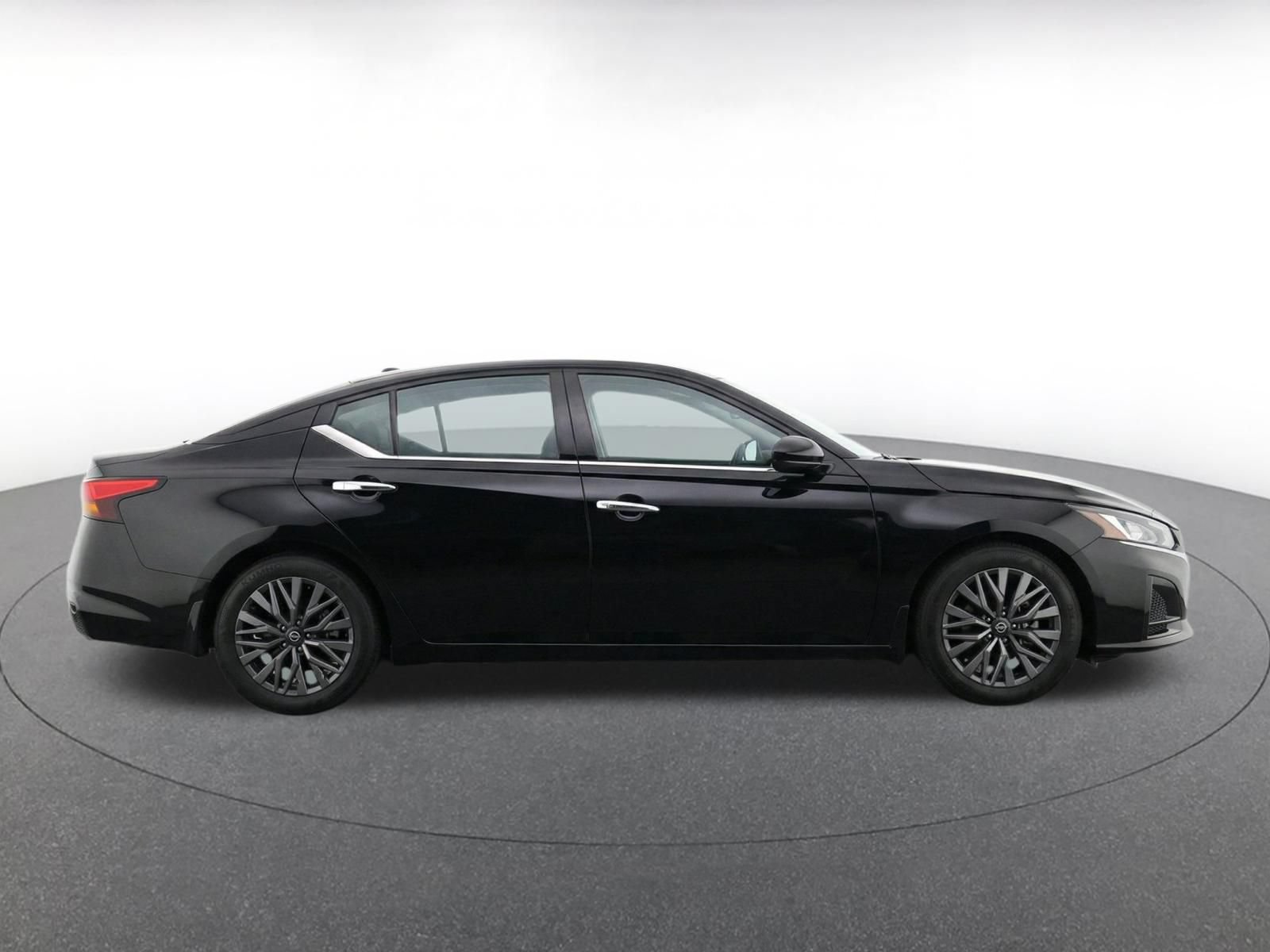 Used 2025 Nissan Altima 2.5 SV FWD image 10