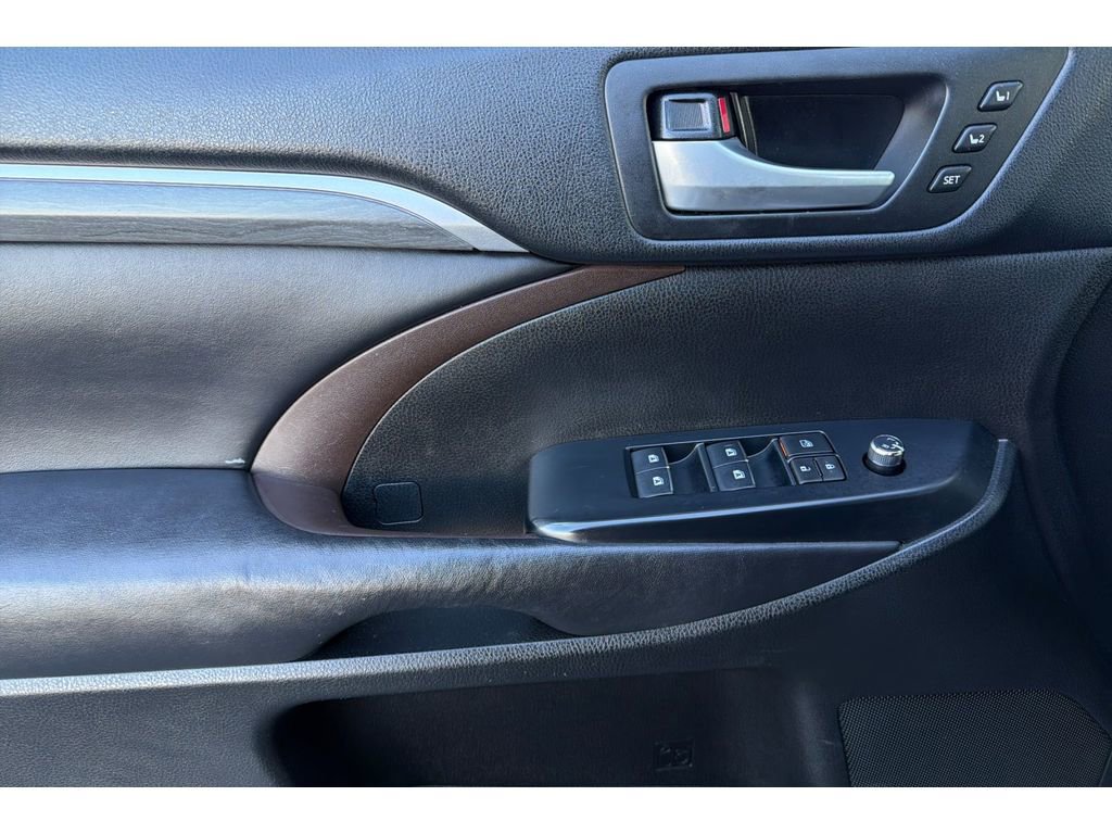 Used 2018 Toyota Highlander Limited Platinum AWD/4WD image 11