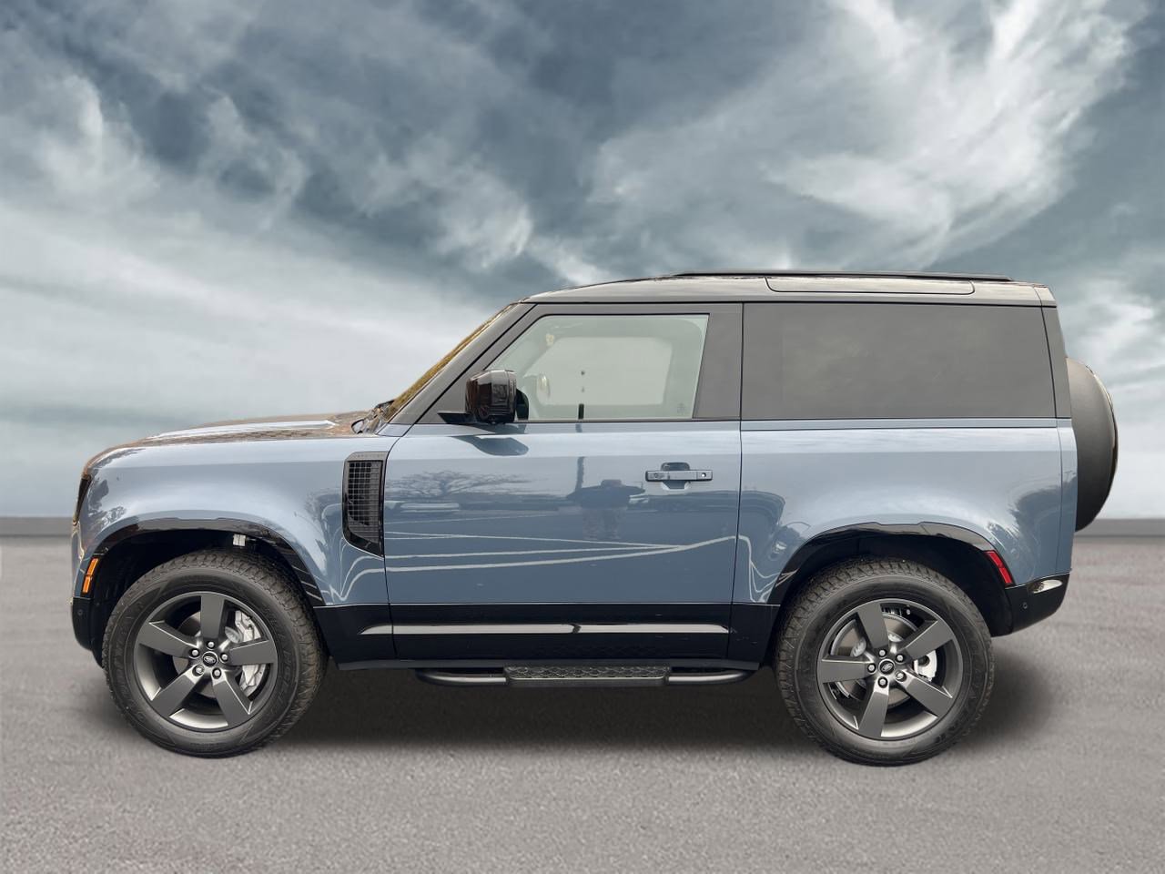 Used 2025 Land Rover Defender 90 X-Dynamic SE image 2