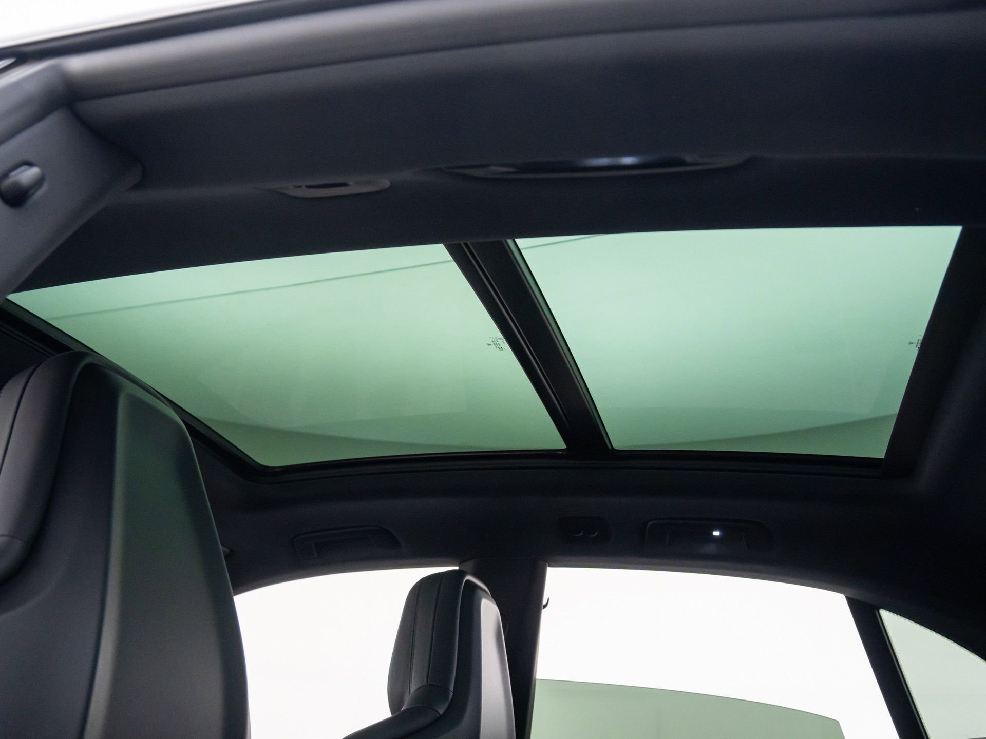 Certified 2025 Porsche Macan 4 Electric AWD/4WD image 18