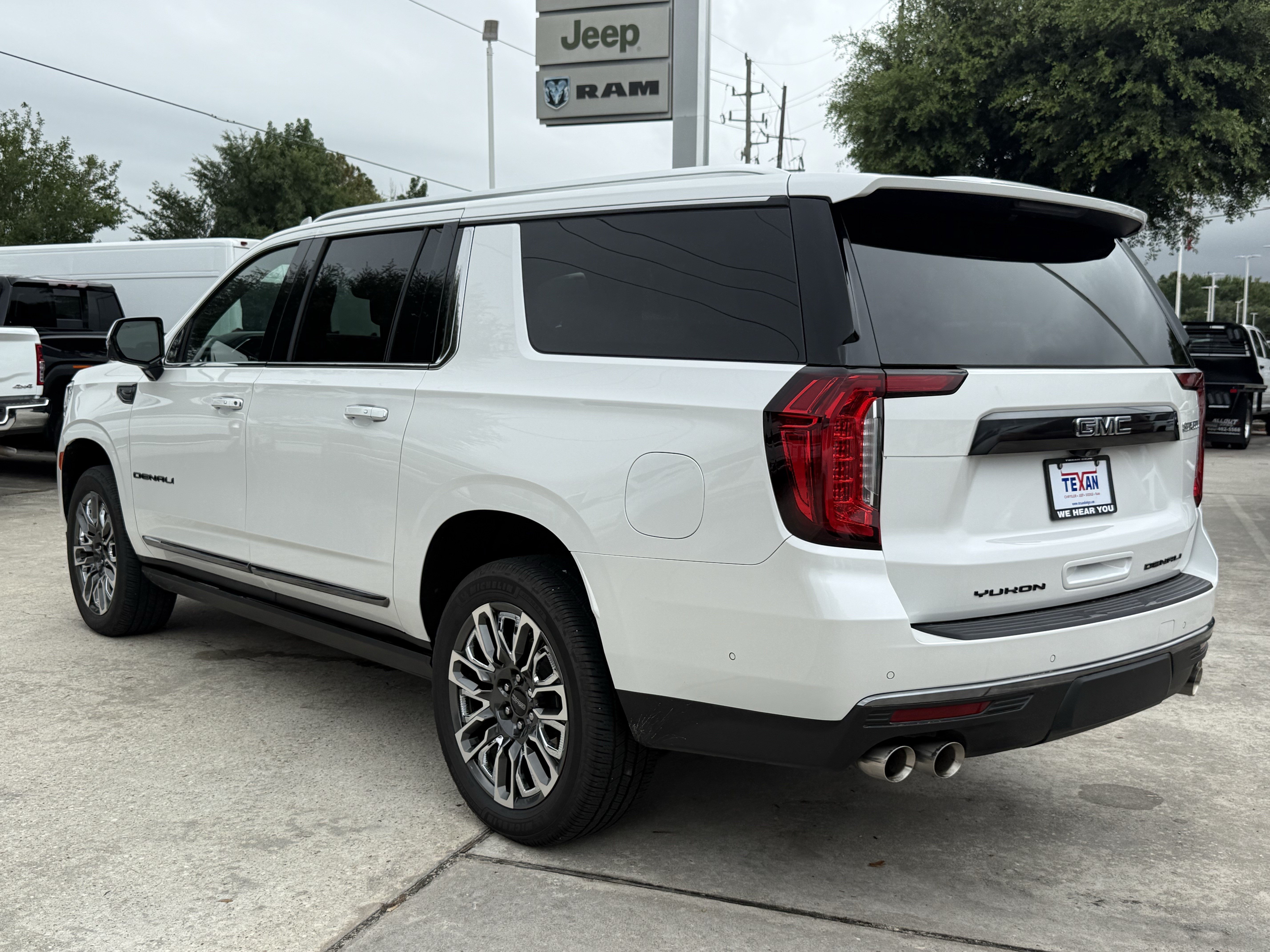 Used 2023 GMC Yukon XL Denali Ultimate AWD/4WD image 7