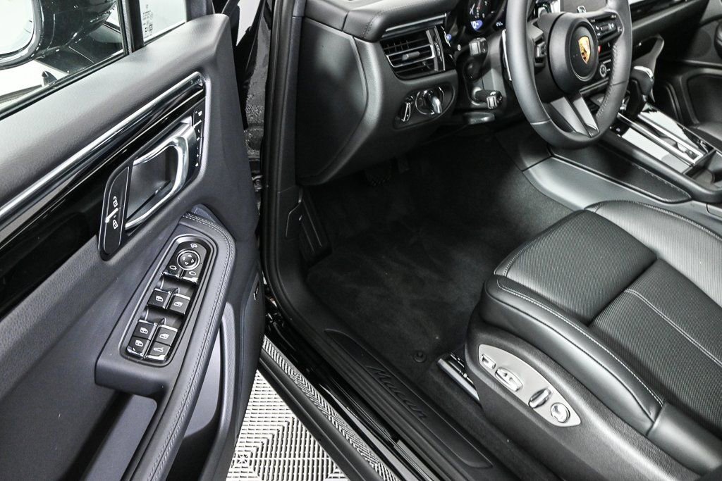 Certified 2026 Porsche Macan AWD/4WD image 8