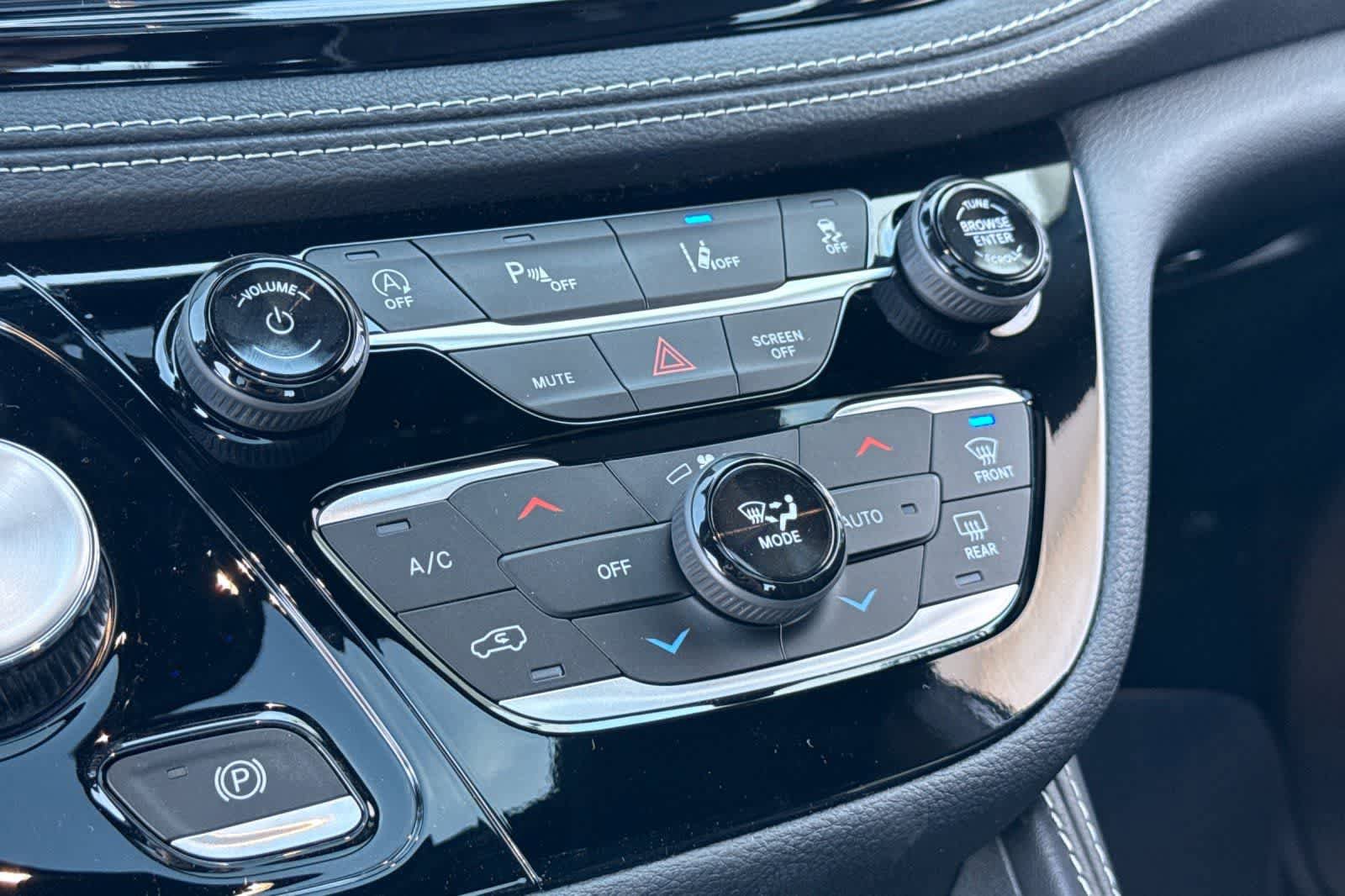 New 2026 Chrysler Pacifica Limited AWD/4WD image 23