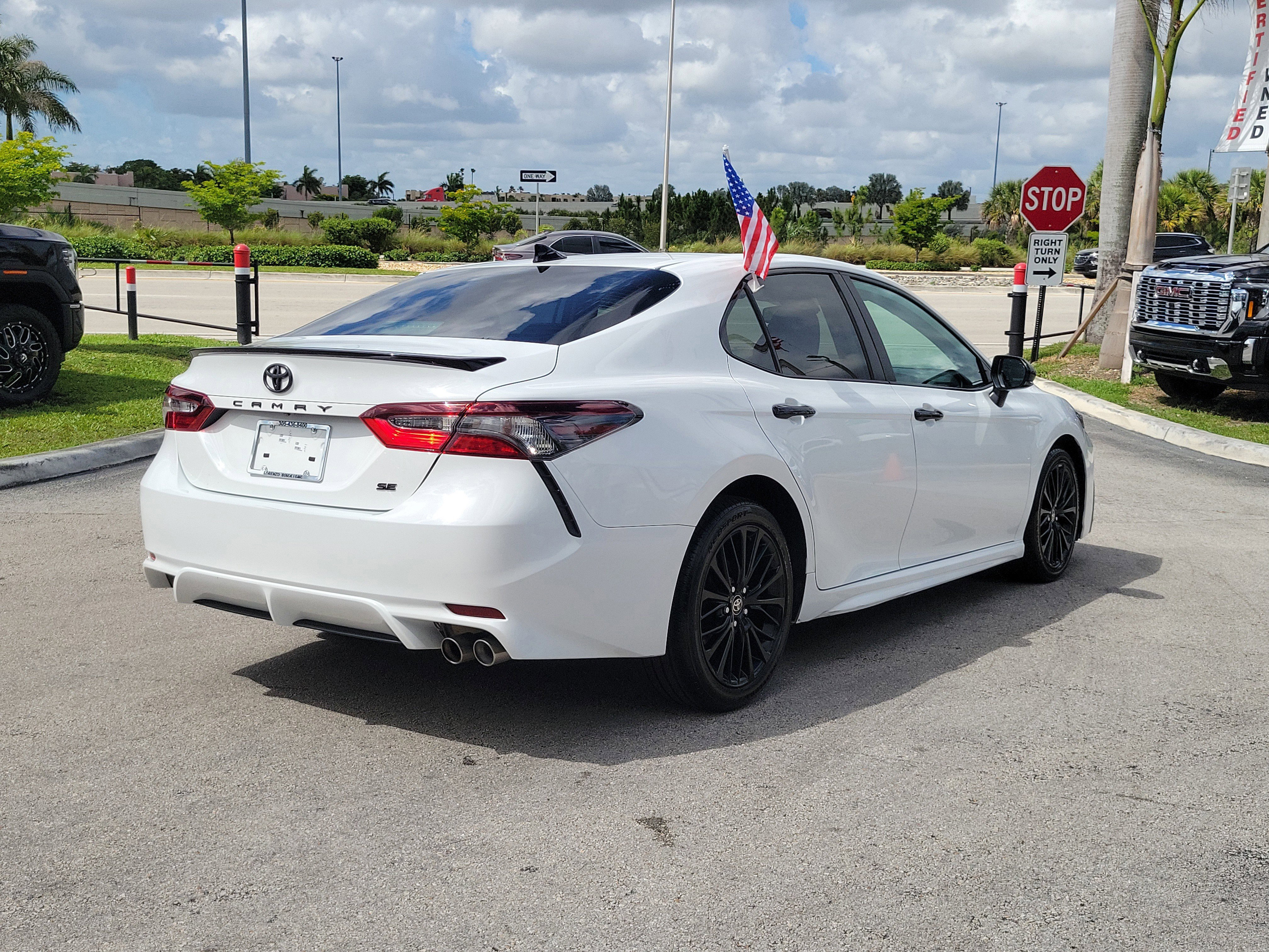 Used 2022 Toyota Camry SE w/ Convenience Package FWD image 5