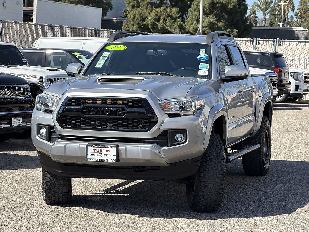 Used 2017 Toyota Tacoma TRD Sport AWD/4WD image 3