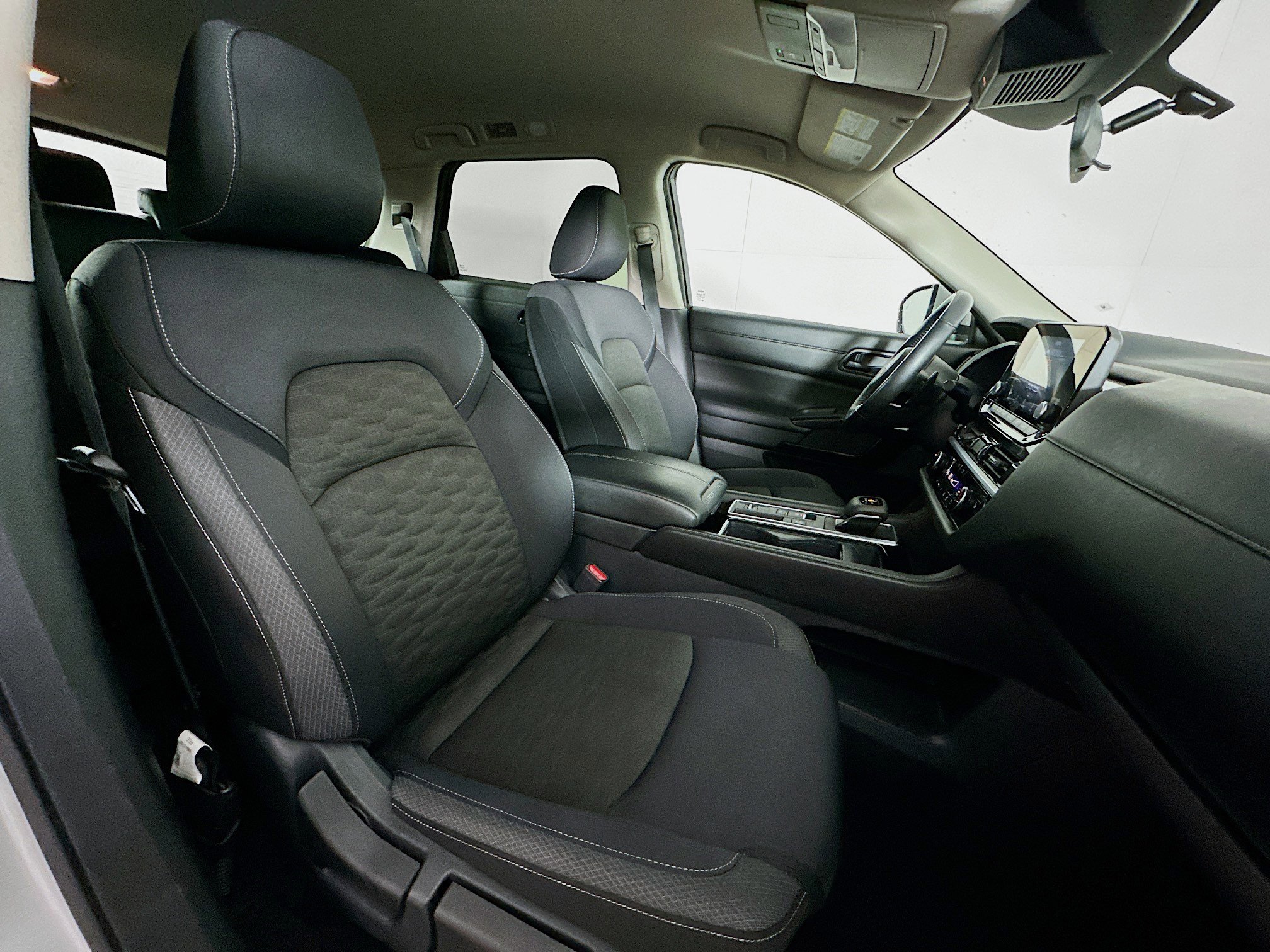 Used 2025 Nissan Pathfinder SV image 32