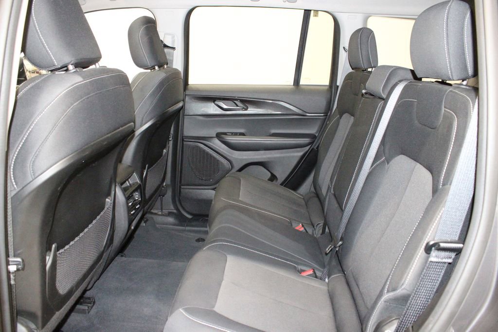 Used 2023 Jeep Grand Cherokee Laredo image 10