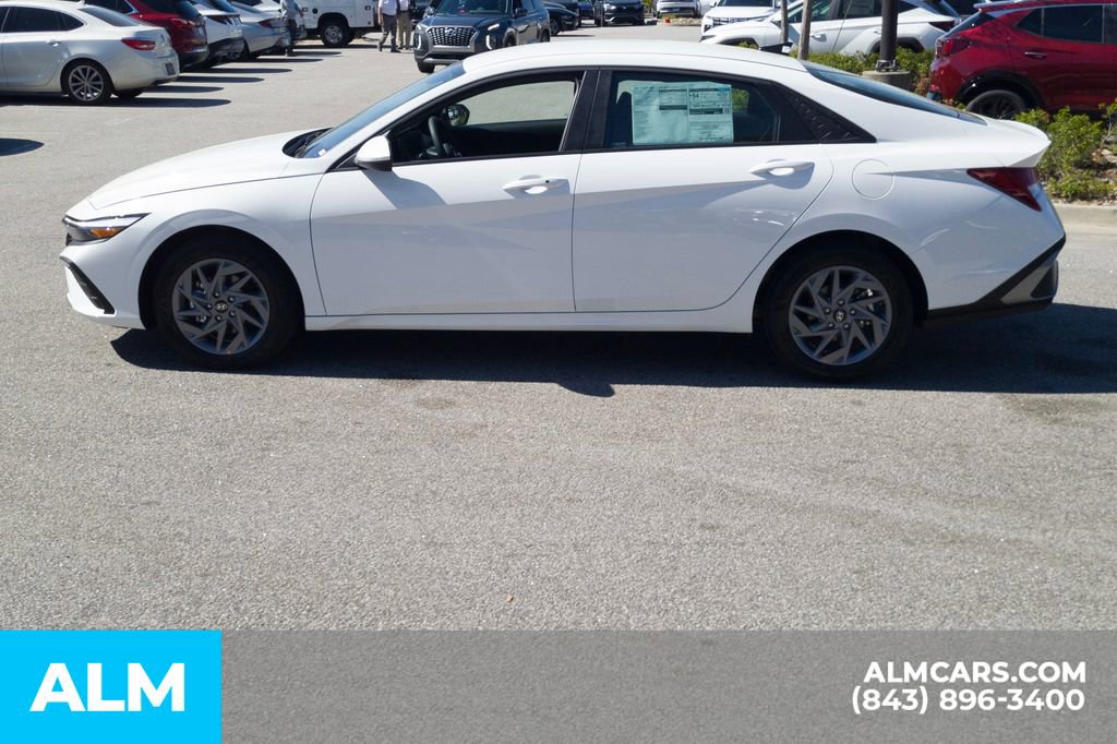 Used 2025 Hyundai Elantra Blue image 9