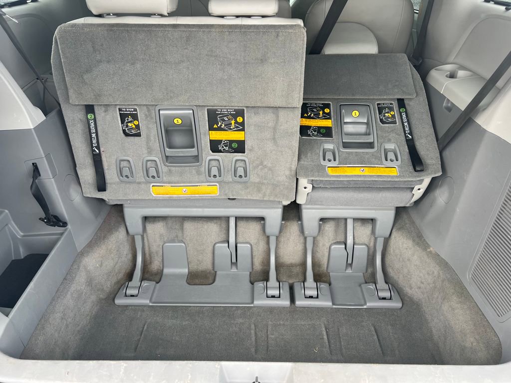 Used 2014 Toyota Sienna XLE FWD image 21
