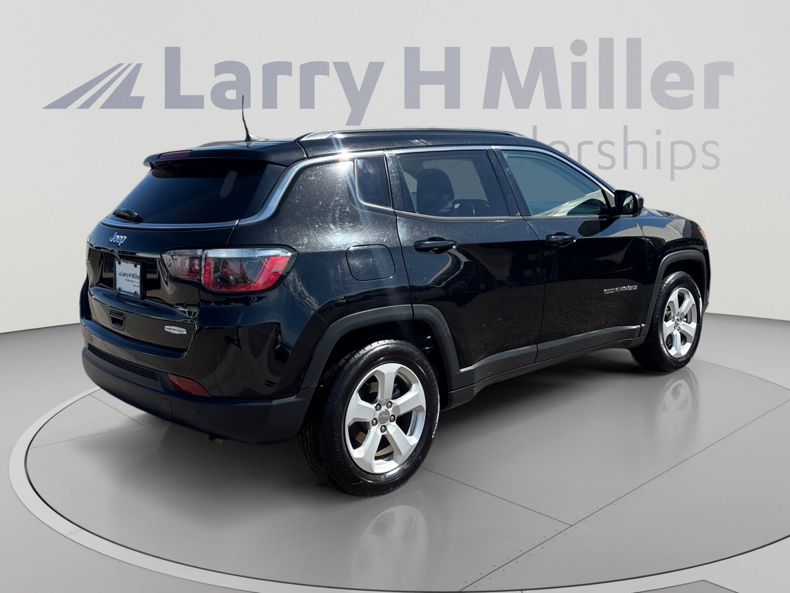 Used 2018 Jeep Compass Latitude w/ Popular Equipment Group FWD image 5