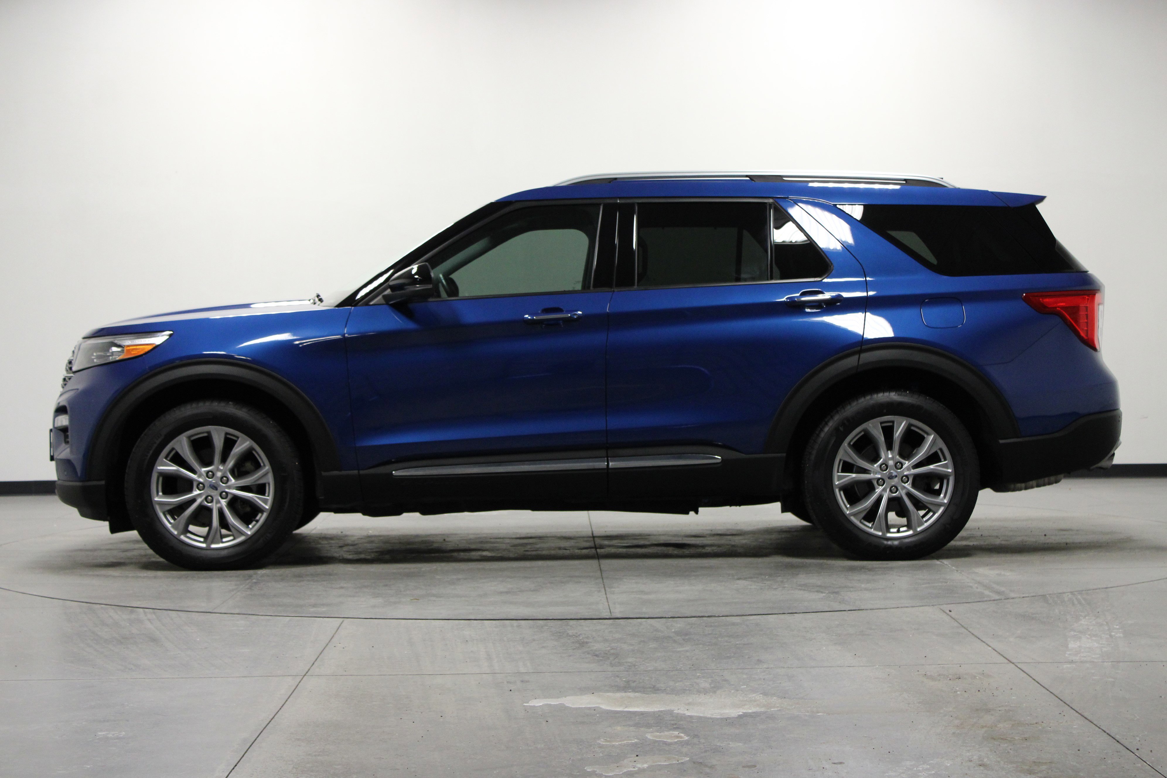 Used 2021 Ford Explorer Limited w/ Equipment Group 301A image 7