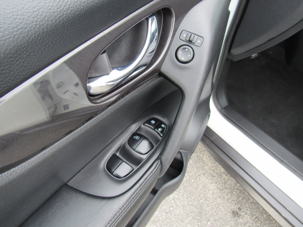 Used 2018 Nissan Rogue SV image 12