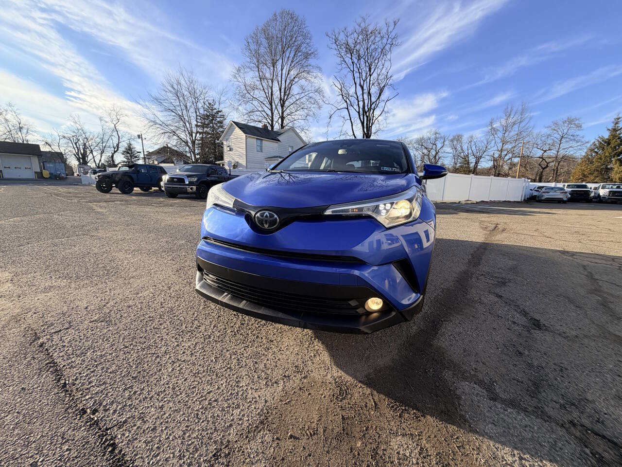 Used 2018 Toyota C-HR XLE 4dr Crossover image 2