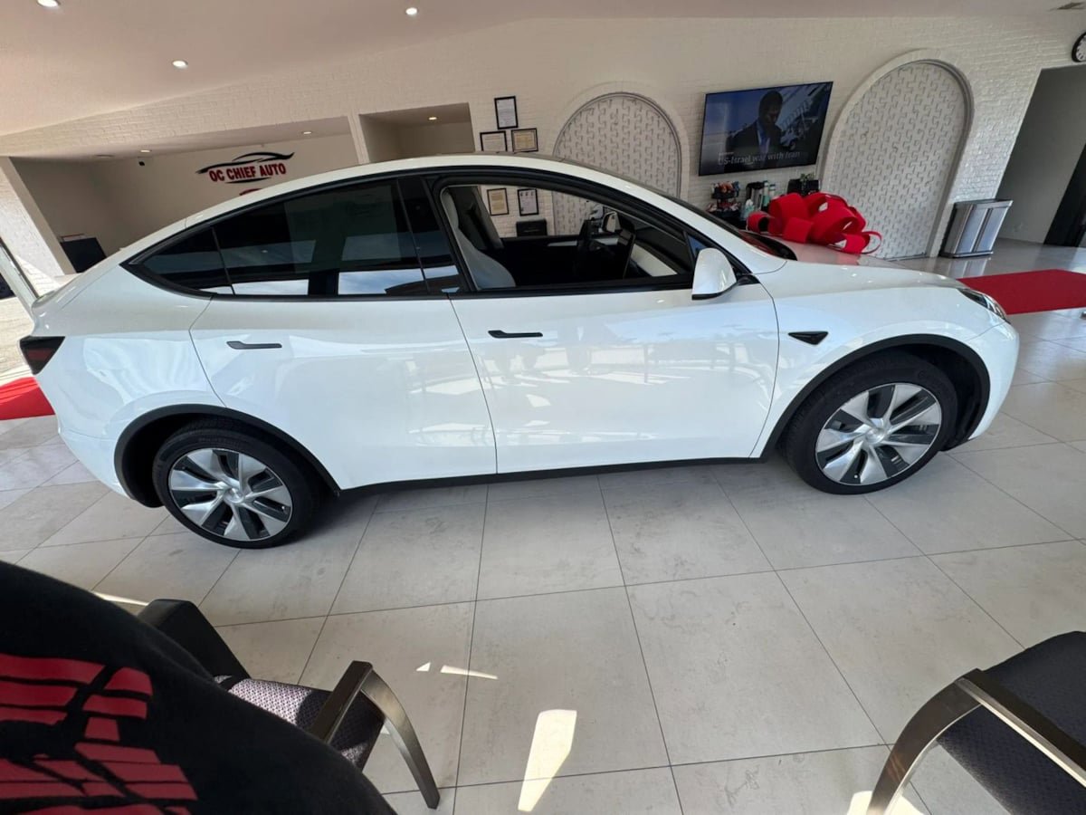 Used 2024 Tesla Model Y Long Range AWD/4WD image 8