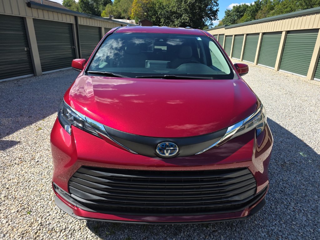 Certified 2024 Toyota Sienna LE AWD/4WD image 9