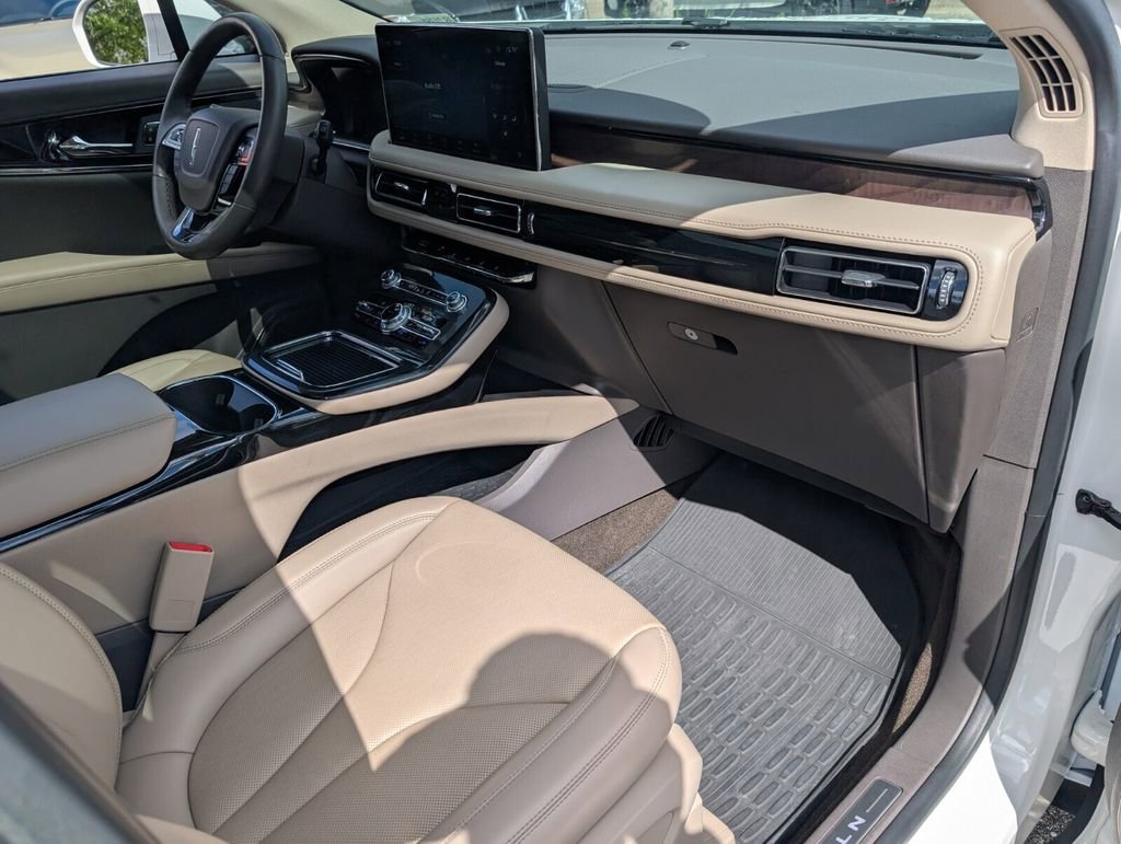 Used 2023 Lincoln Nautilus Reserve image 17