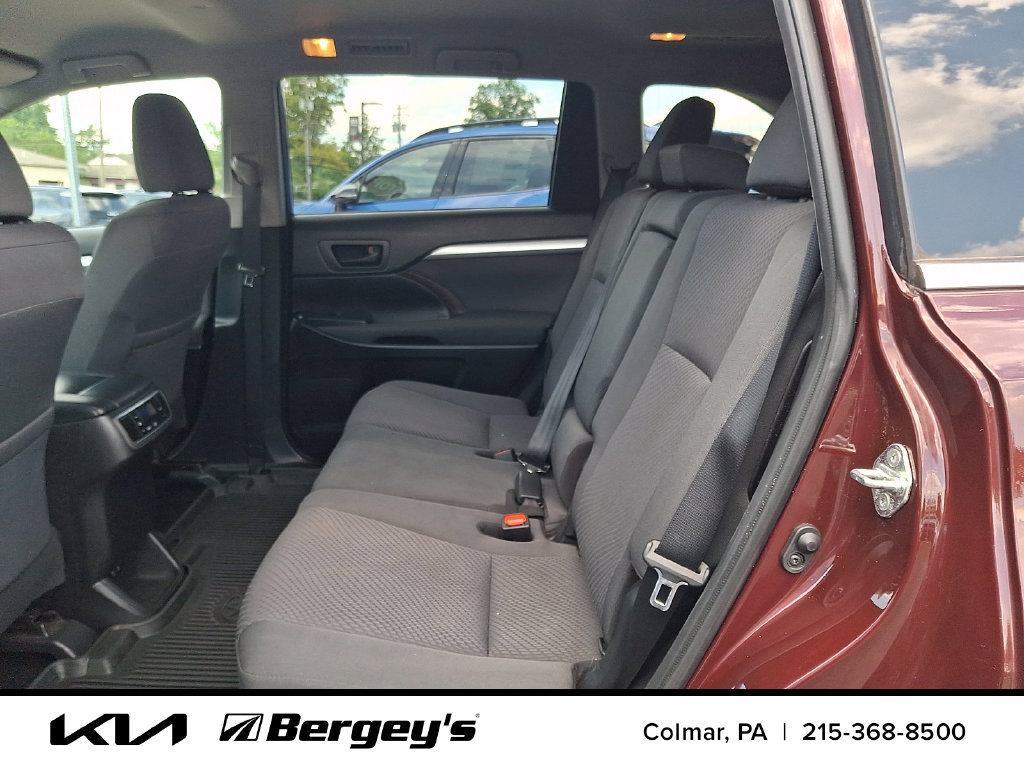Used 2019 Toyota Highlander LE AWD/4WD image 11