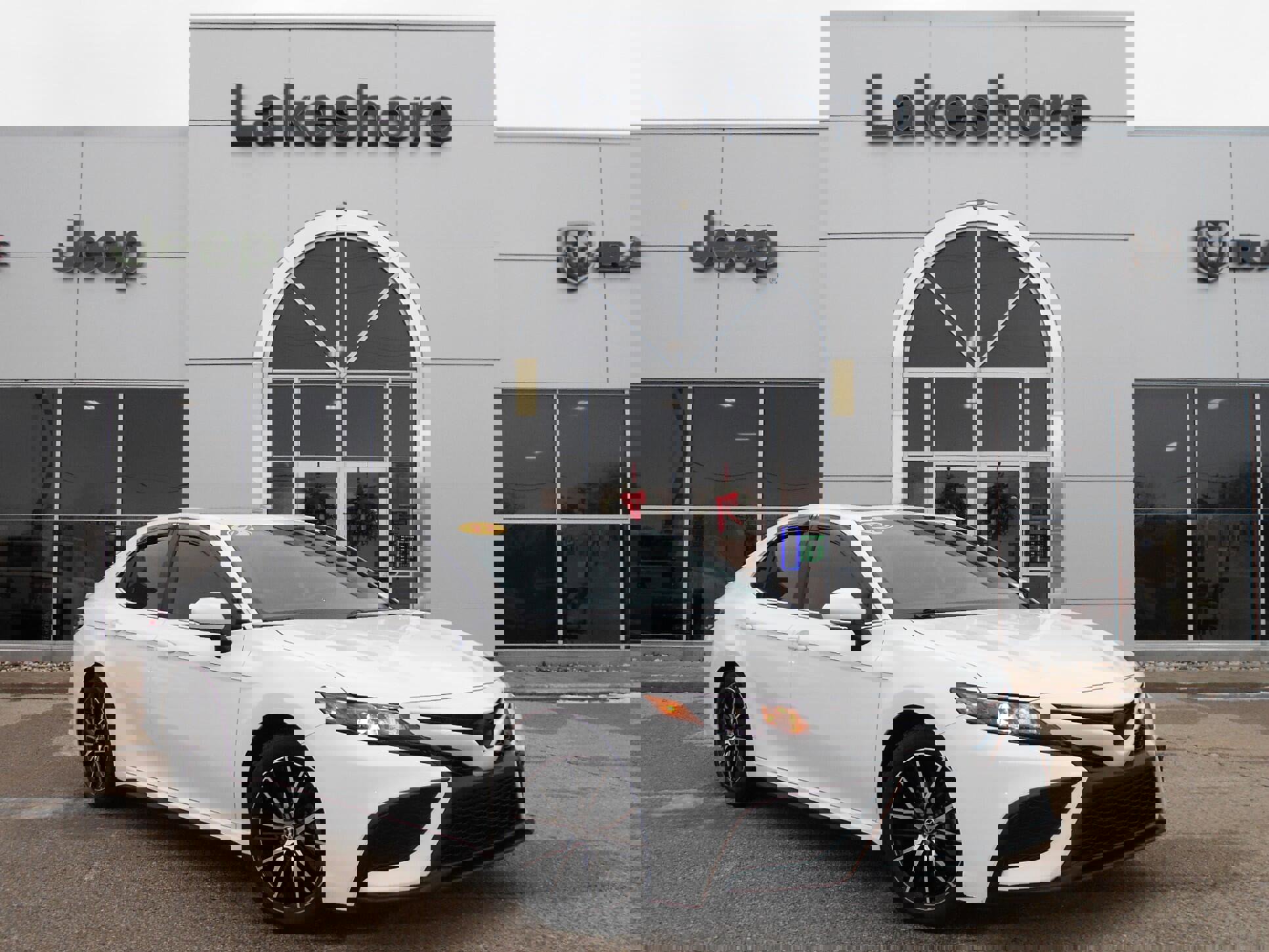 Used 2022 Toyota Camry SE image 2