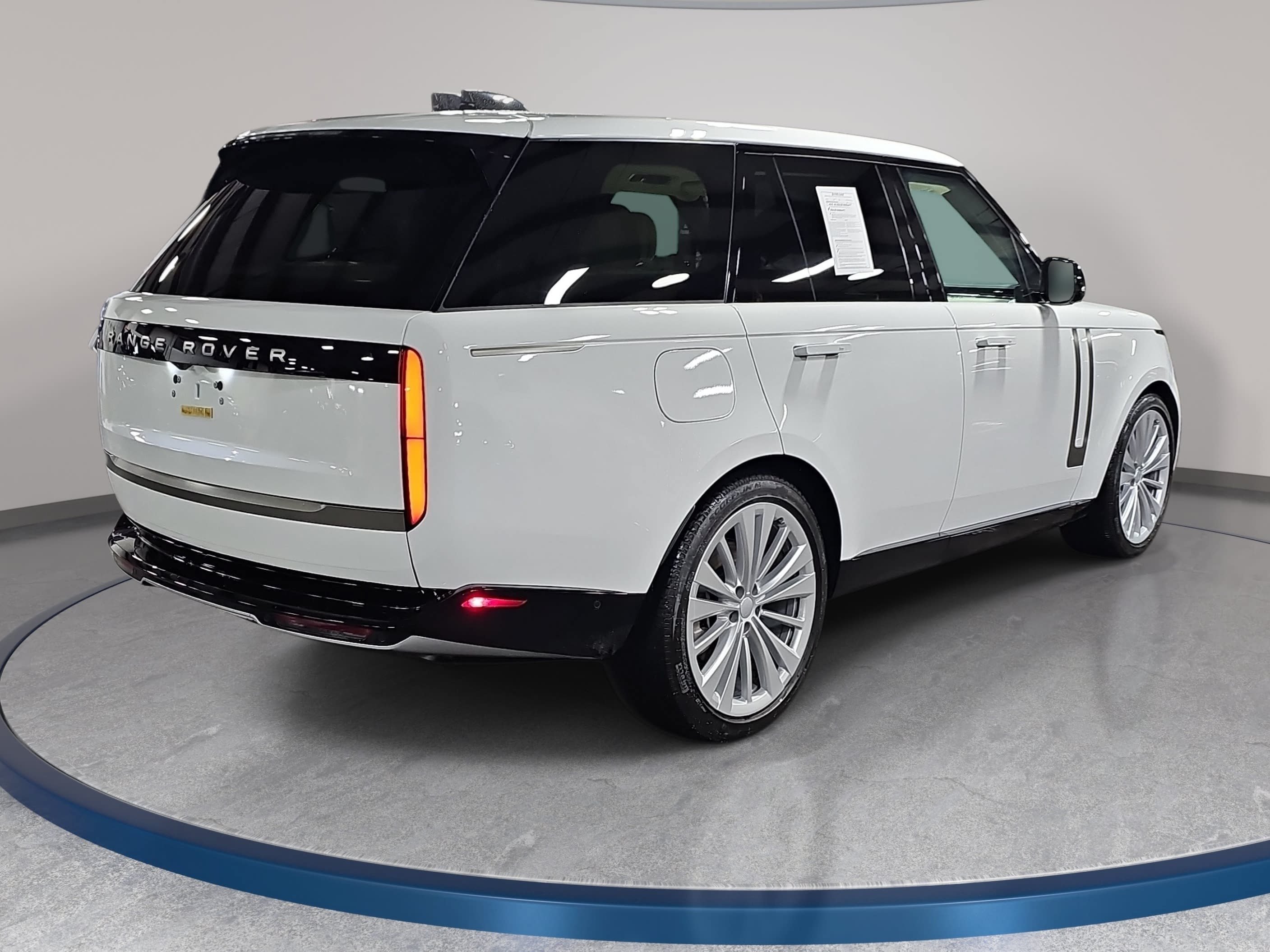 Used 2025 Land Rover Range Rover SE AWD/4WD image 5