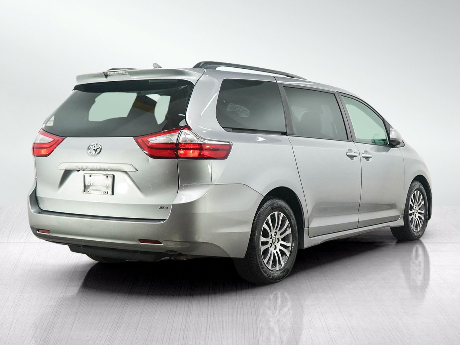 Used 2018 Toyota Sienna XLE FWD image 6
