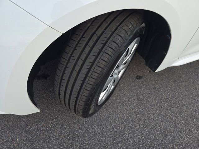 Used 2021 Toyota Corolla LE image 28