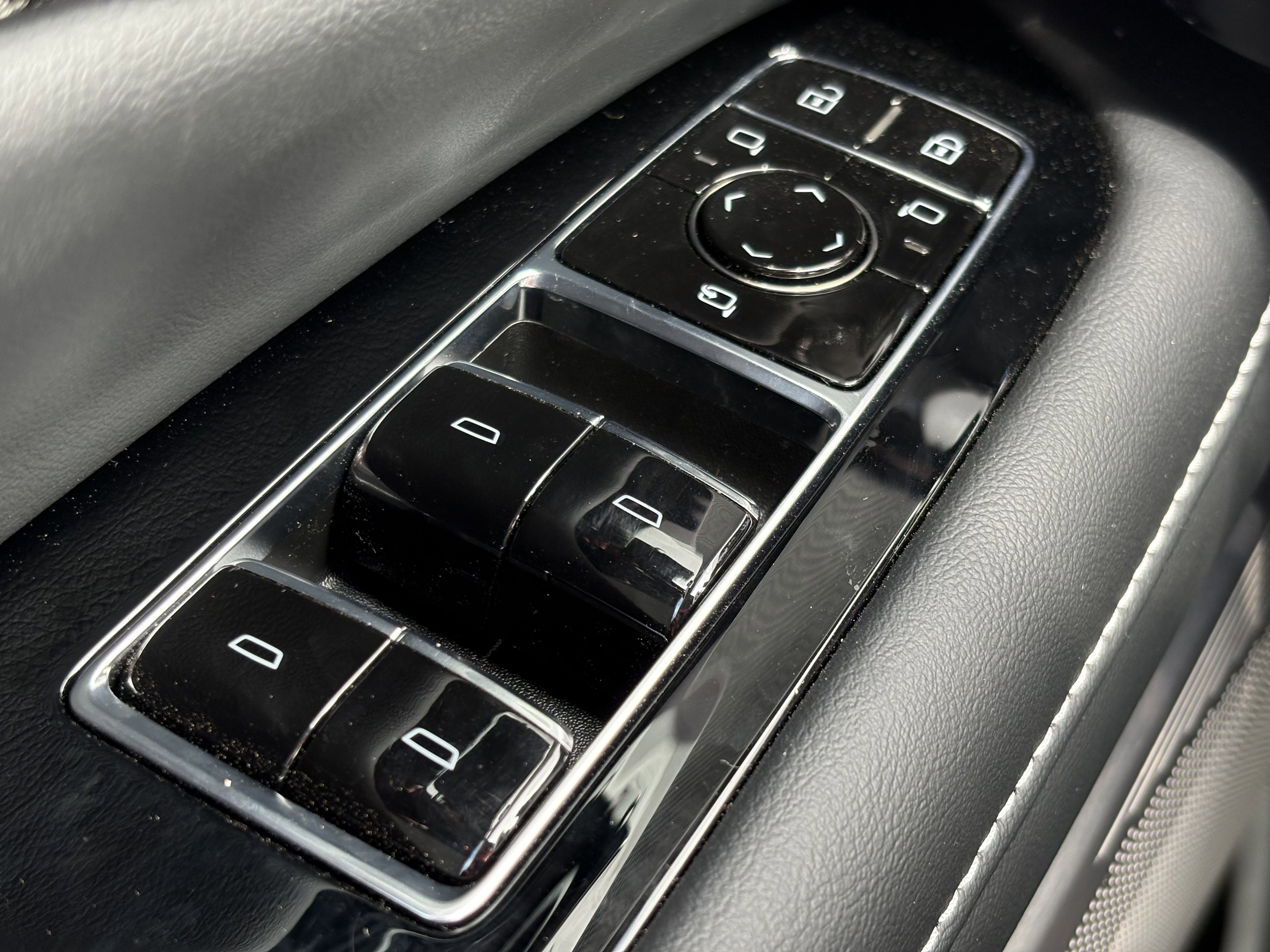 New 2025 Cadillac Optiq Luxury 1 image 31