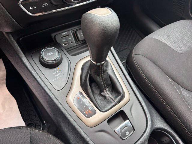 Used 2016 Jeep Cherokee Latitude w/ Cold Weather Group AWD/4WD image 23