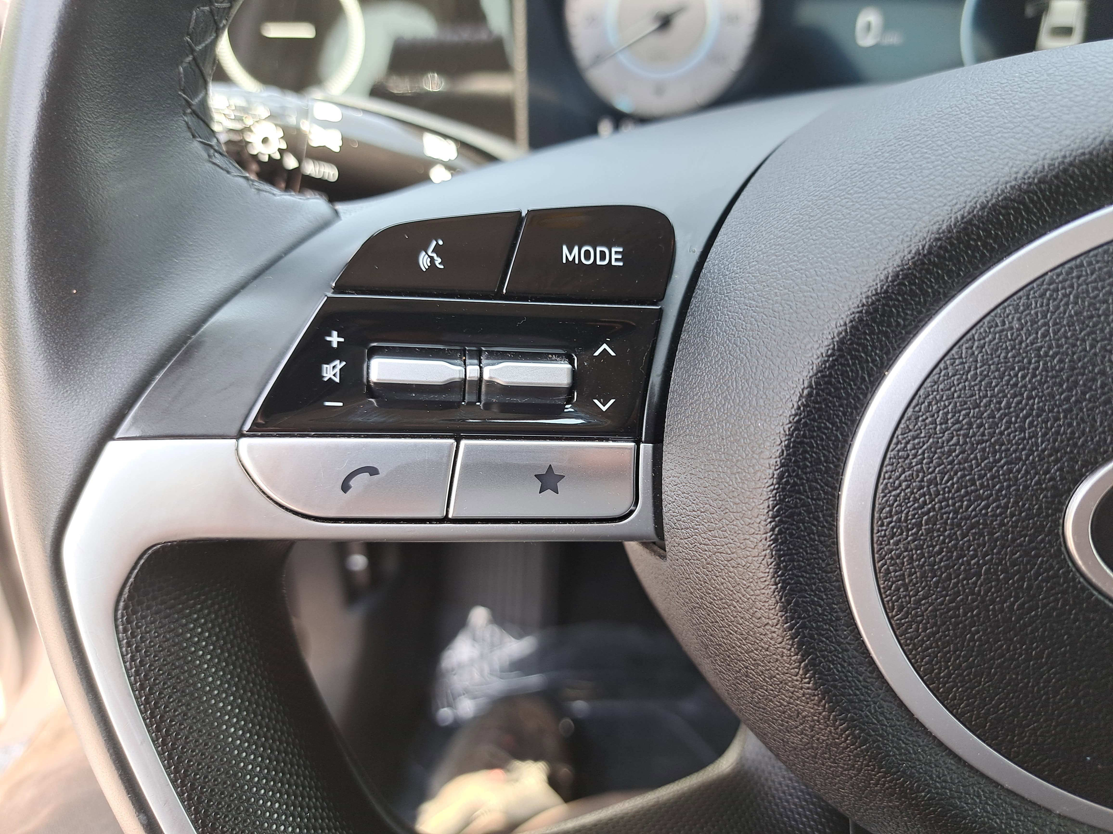 Used 2025 Hyundai Elantra Limited FWD image 16