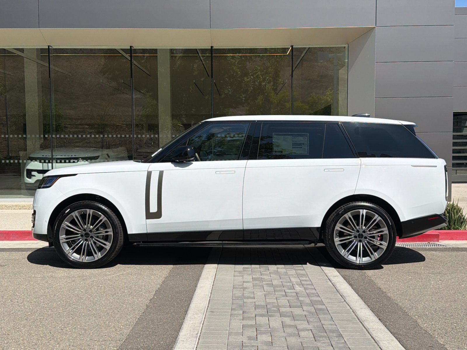 New 2026 Land Rover Range Rover Long Wheelbase SE AWD/4WD image 3