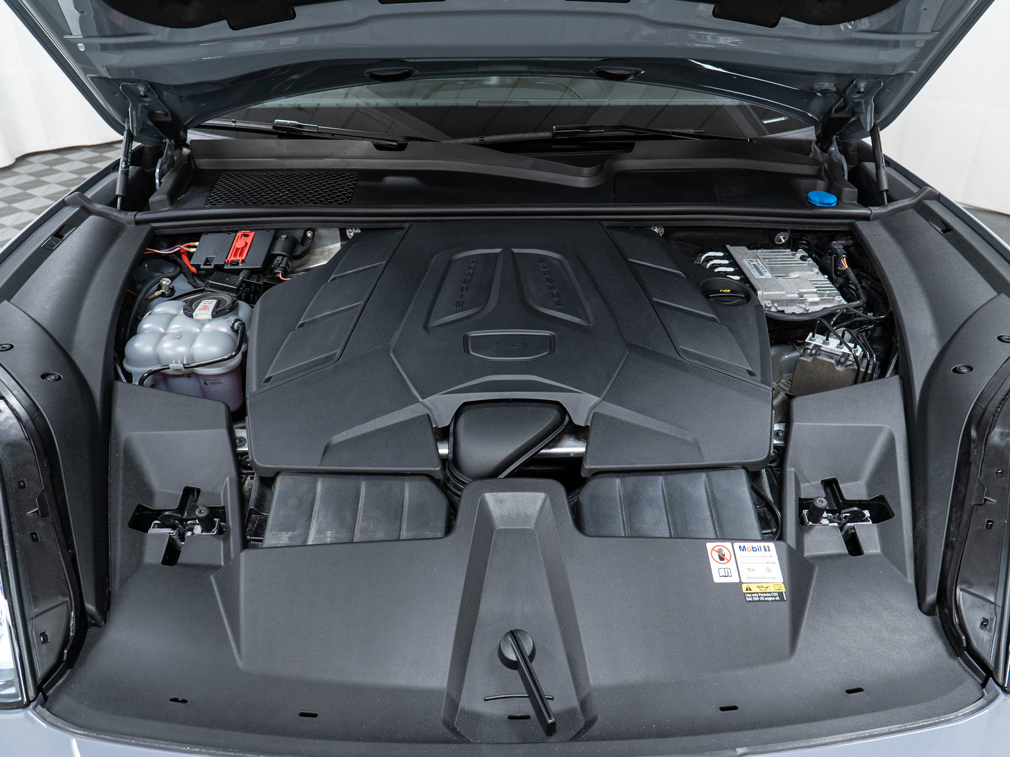 Certified 2024 Porsche Cayenne Coupe AWD/4WD image 12