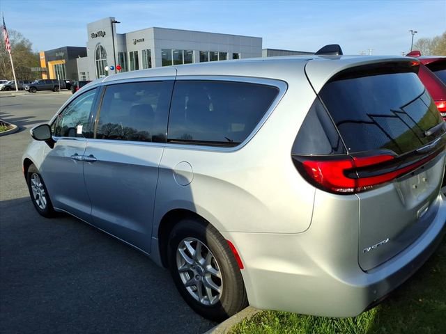 Used 2023 Chrysler Pacifica Touring-L image 9