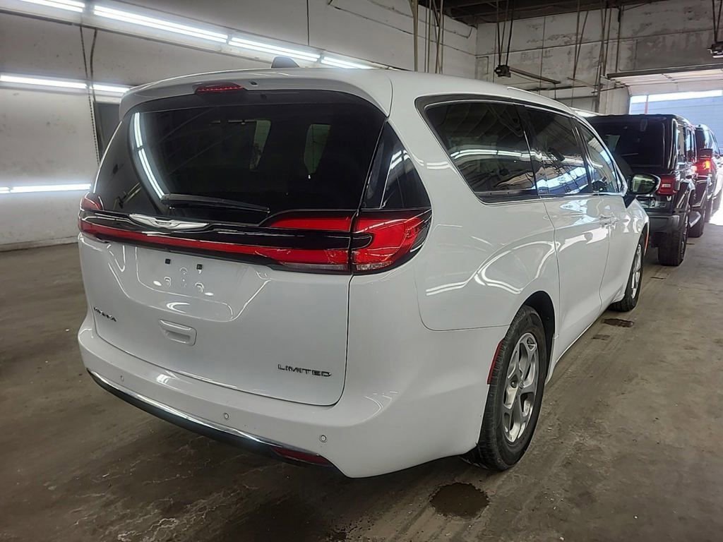 Used 2024 Chrysler Pacifica Limited FWD image 5