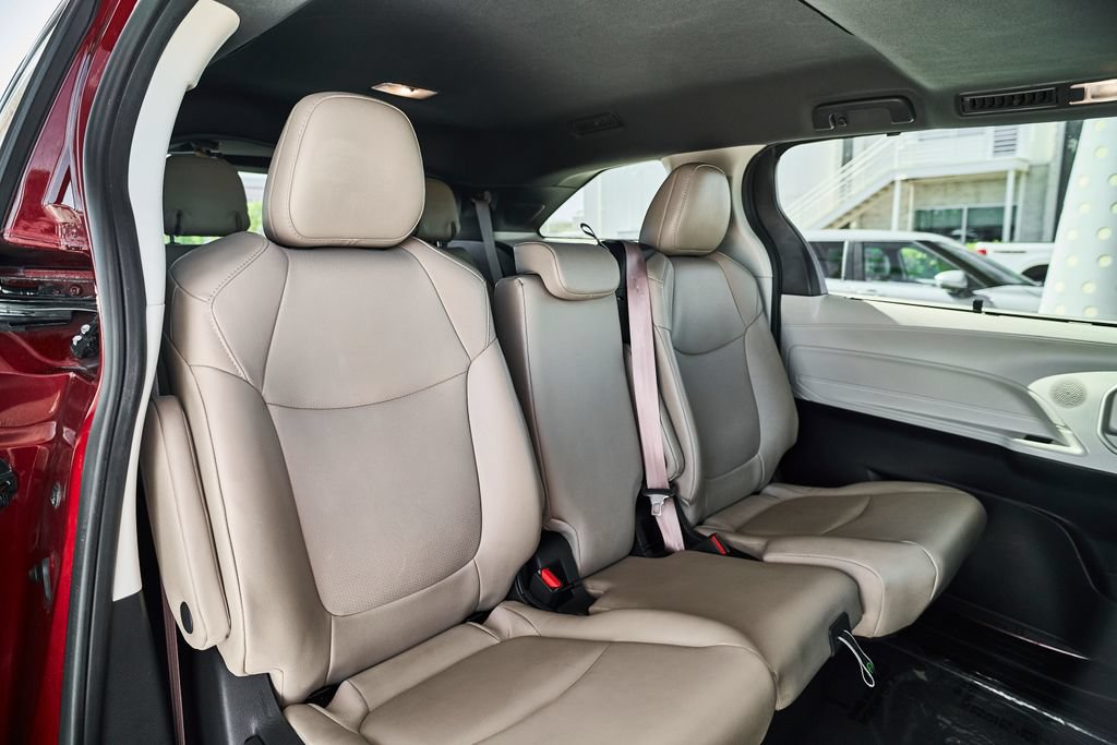 Used 2021 Toyota Sienna XLE w/ XLE Plus Package FWD image 21