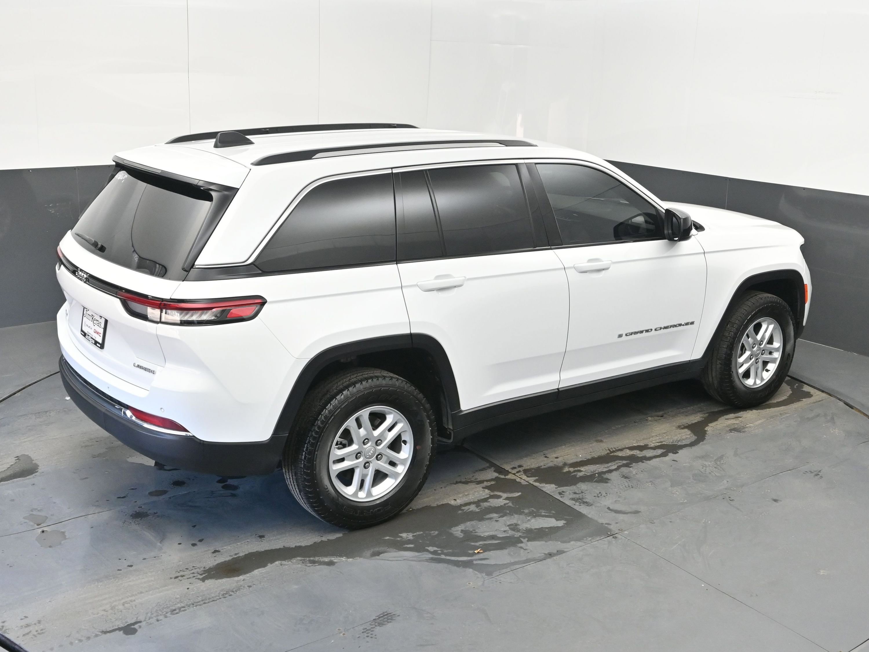 Used 2023 Jeep Grand Cherokee Laredo AWD/4WD image 36