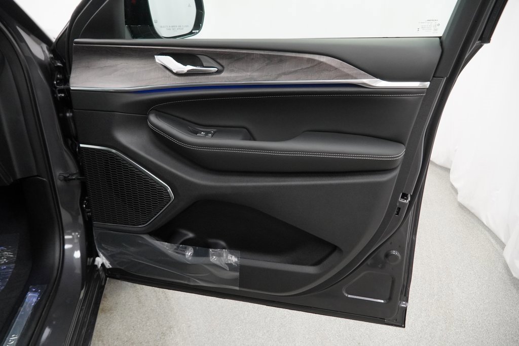 New 2025 Jeep Grand Cherokee Overland w/ Trailer Tow Package image 33