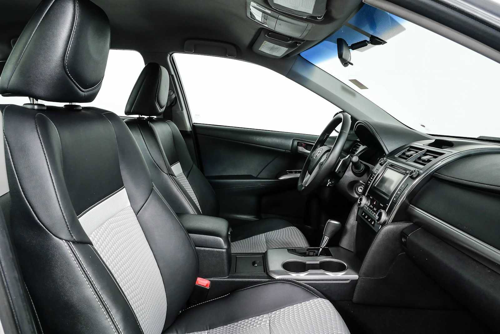 Used 2012 Toyota Camry SE FWD image 19