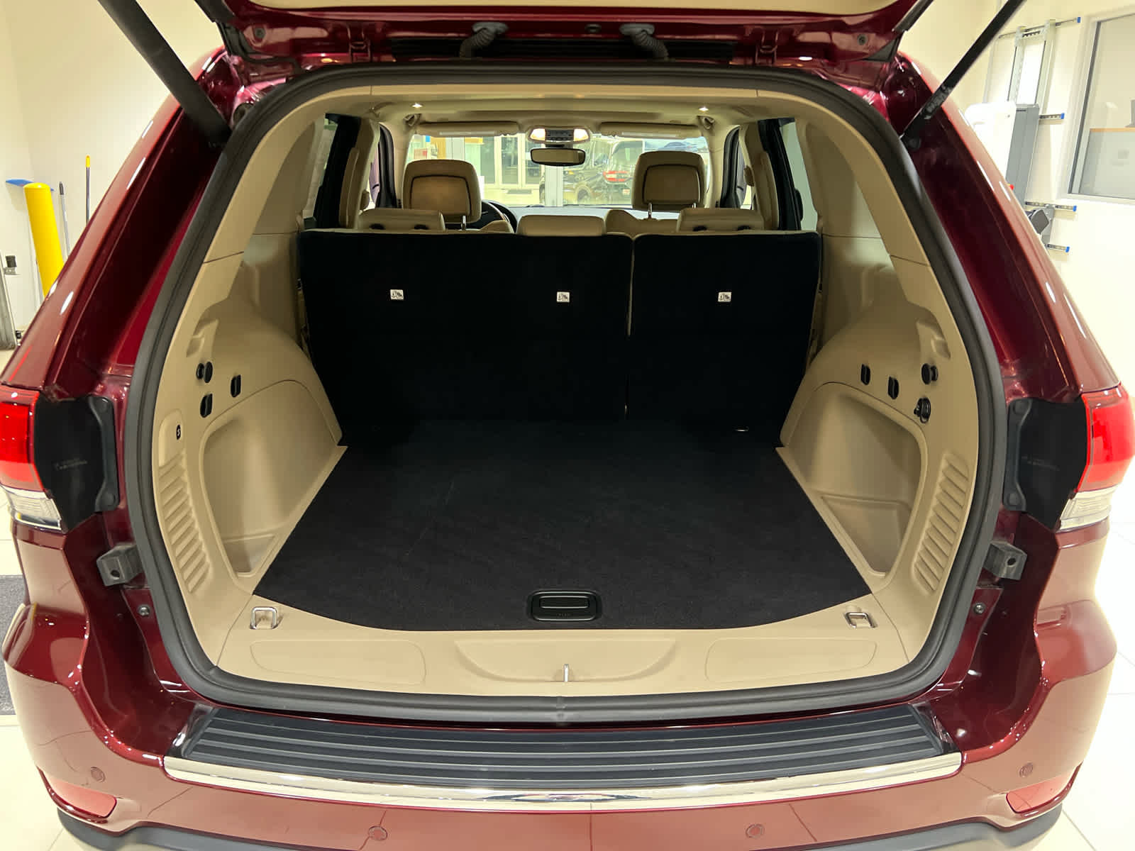 Used 2021 Jeep Grand Cherokee Limited AWD/4WD image 13