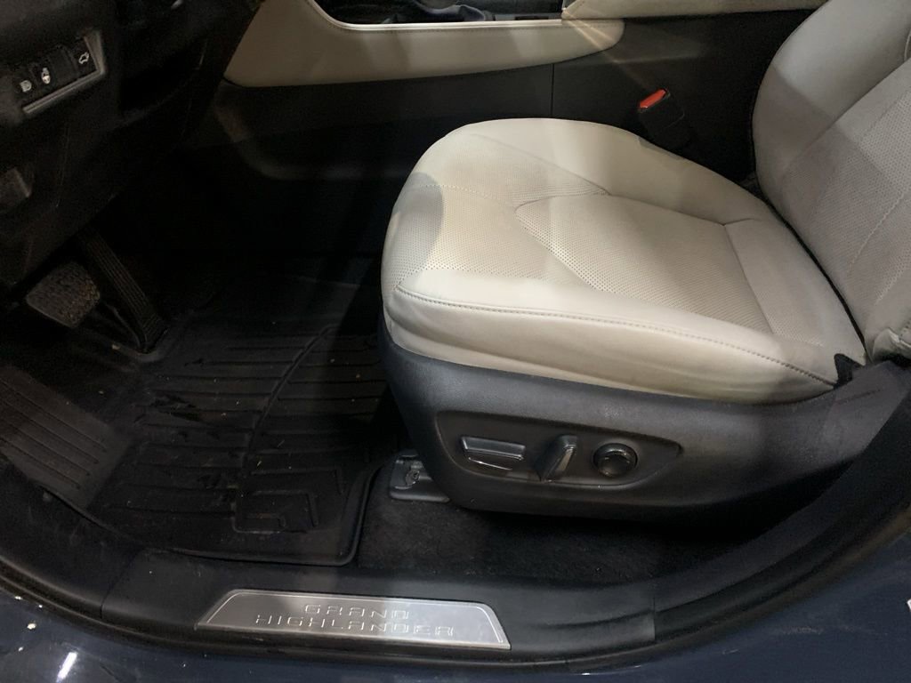Used 2024 Toyota Grand Highlander Limited image 10
