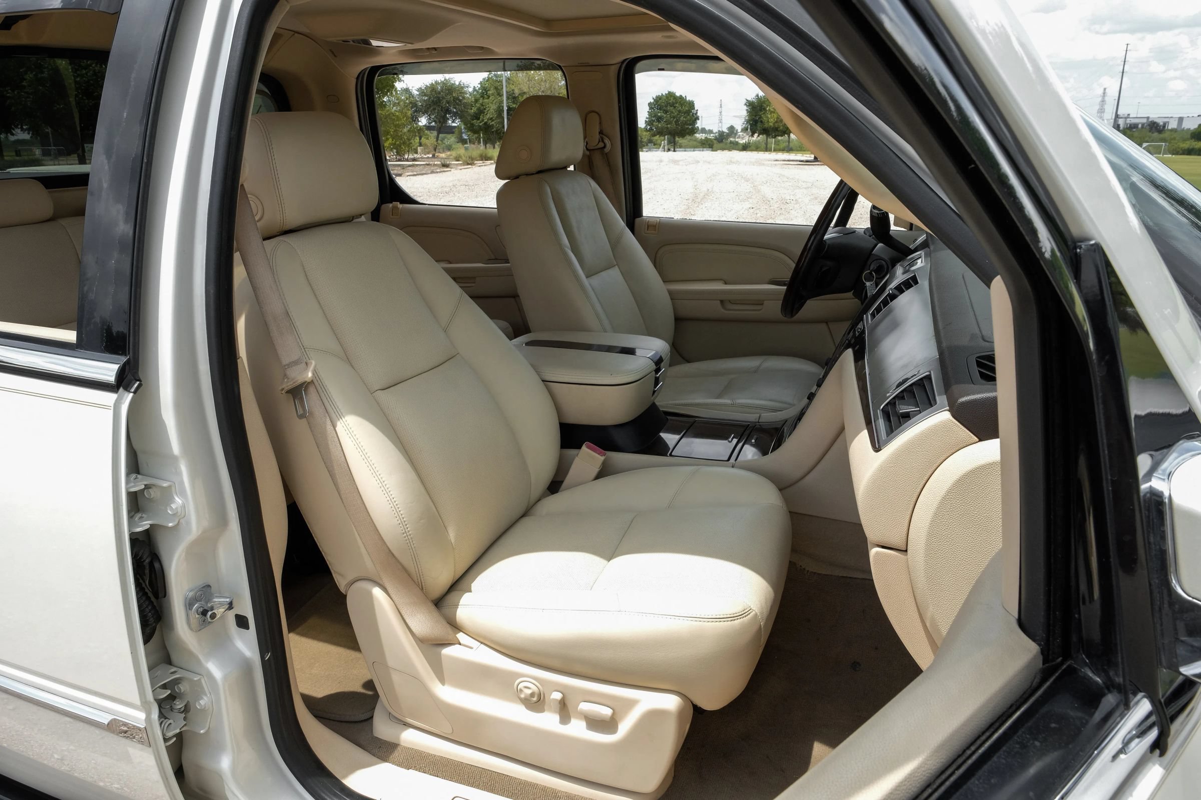 Used 2007 Cadillac Escalade EXT w/ Information Package AWD/4WD image 29