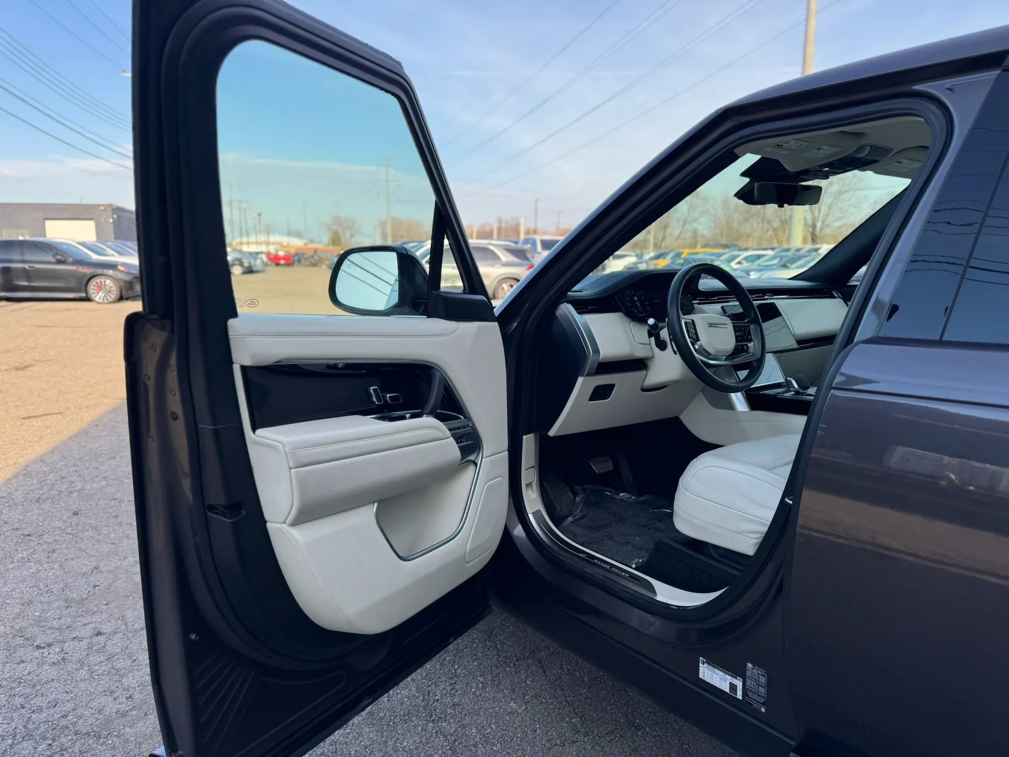 Used 2025 Land Rover Range Rover Long Wheelbase SE image 11