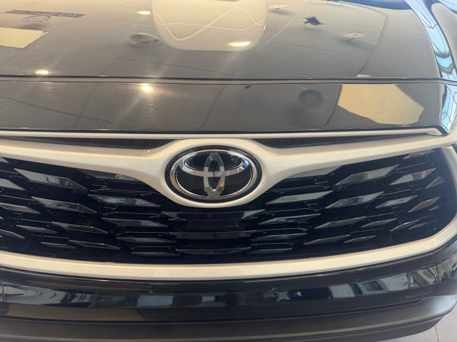 Used 2025 Toyota Highlander LE FWD image 23