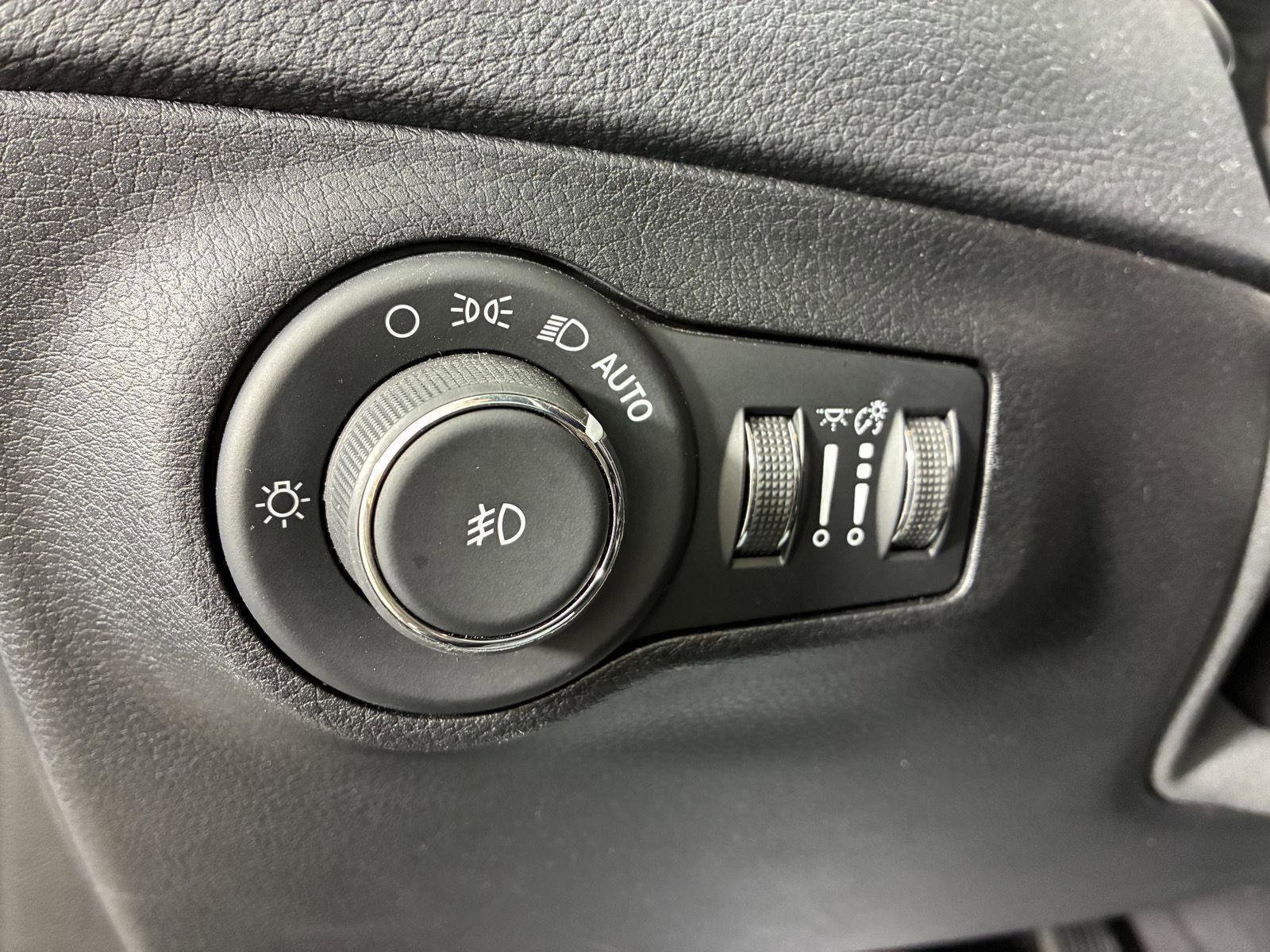 Used 2018 Jeep Compass Latitude w/ Popular Equipment Group AWD/4WD image 12