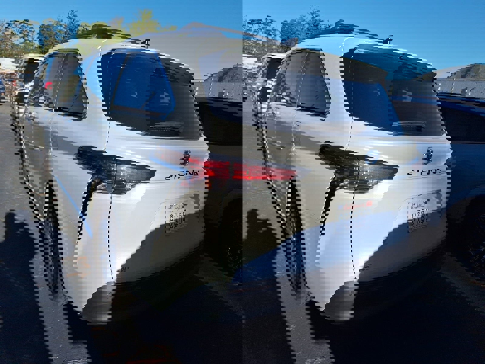 Used 2022 Toyota Sienna XLE image 3