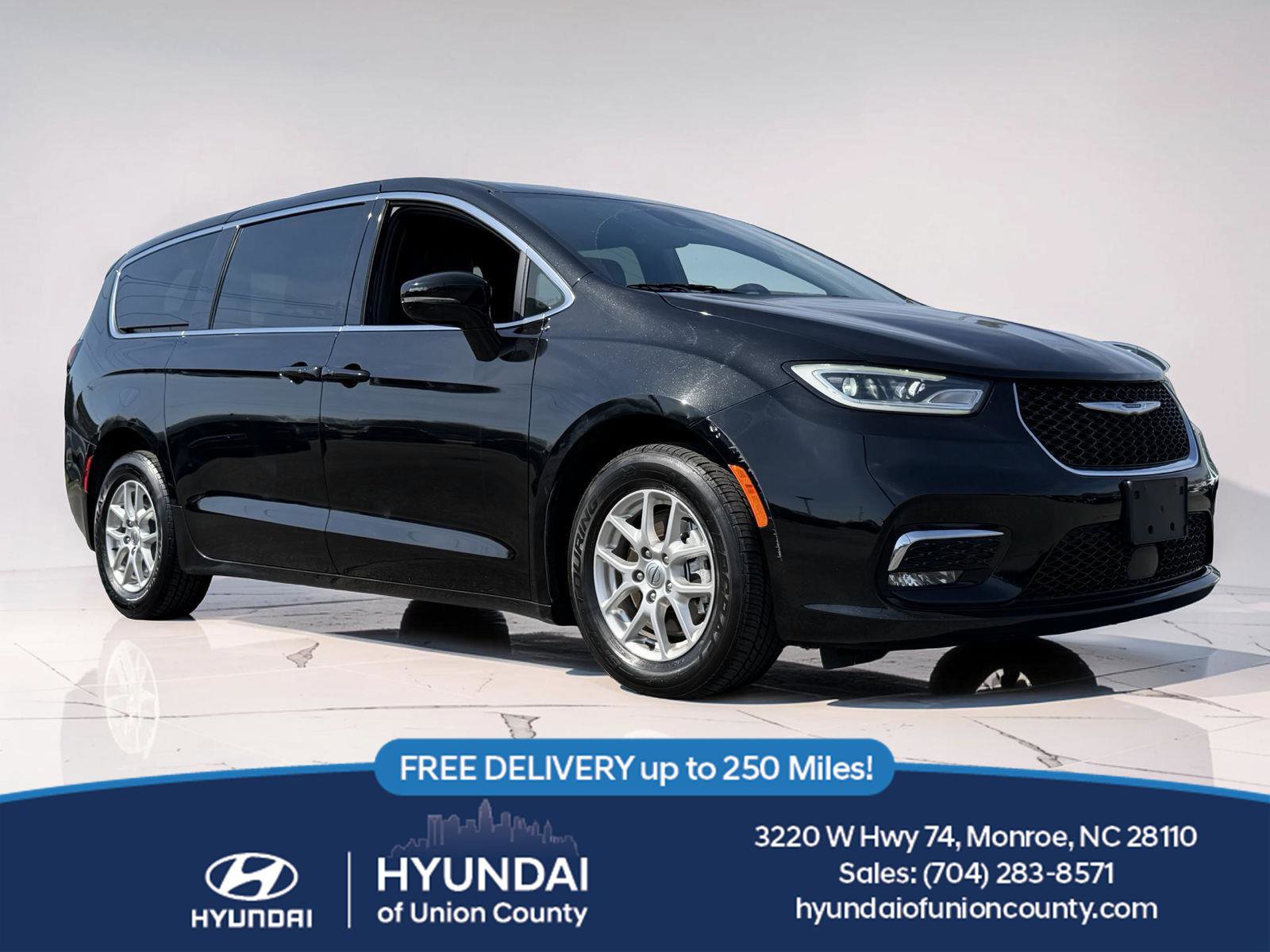 Used 2025 Chrysler Pacifica Select image 1